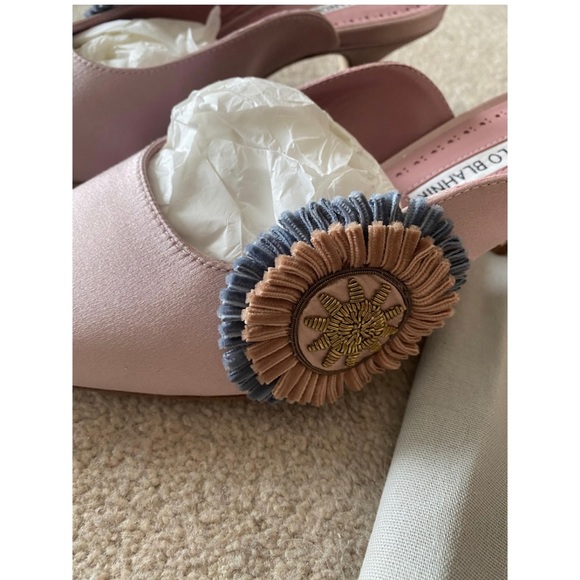 SOLD Manolo Blahnik Saita. Brand new pink, satin, kitten heel, mule. - Picture 4 of 13